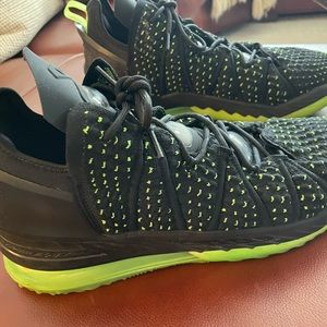 Lebron 18 size 13 men like new!